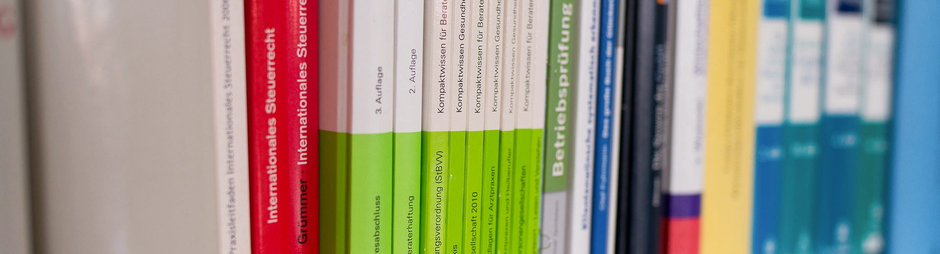 Fachbücher im Büro von Steuerberater Detlev Vietz